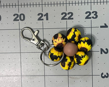 Load image into Gallery viewer, Sunflower keychain
