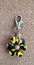 Load image into Gallery viewer, Sunflower keychain
