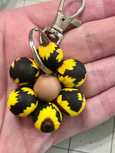 Load image into Gallery viewer, Sunflower keychain
